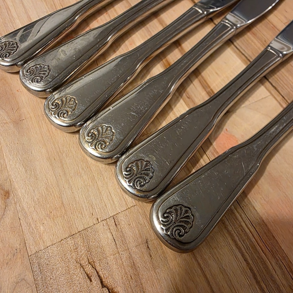 WM A ROGERS c1991 COLONIAL MOOD DELUXE STAINLESS 6 PLACE/ BUTTER KNIVES - Picture 2 of 3